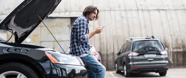 Panoráma Shot Man Smartphone Állandó Közelében Törött Auto Nyitott Törzs — Stock Fotó