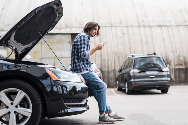 Homem Roupas Casuais Com Smartphone Mão Perto Auto Quebrado Com — Fotografia de Stock