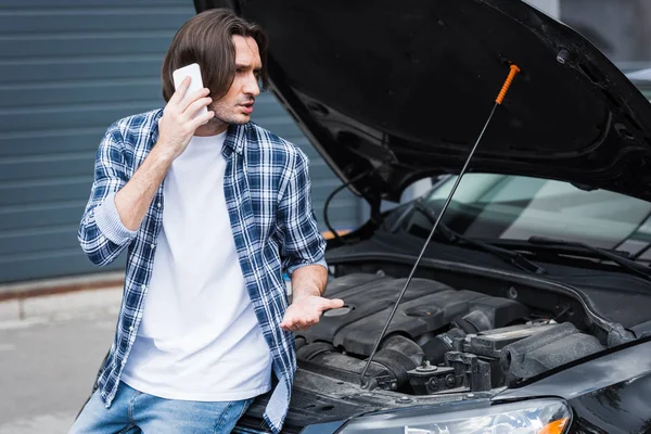 Człowiek Rozmawia Smartphone Stojąc Pobliżu Złamane Auto Otwartym Bagażniku Koncepcja — Zdjęcie stockowe