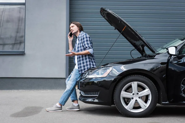 Chateado Homem Roupas Casuais Falando Smartphone Quase Quebrado Auto Com — Fotografia de Stock