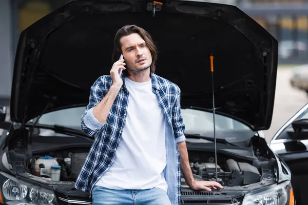 Man Talking Smartphone While Standing Broken Auto Open Trunk Car — Stock Photo, Image