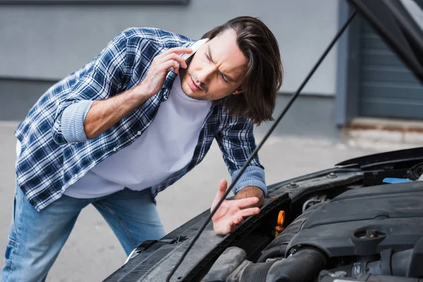 Confused Man Casual Wear Talking Smartphone While Standing Broken Auto — Stock Photo, Image