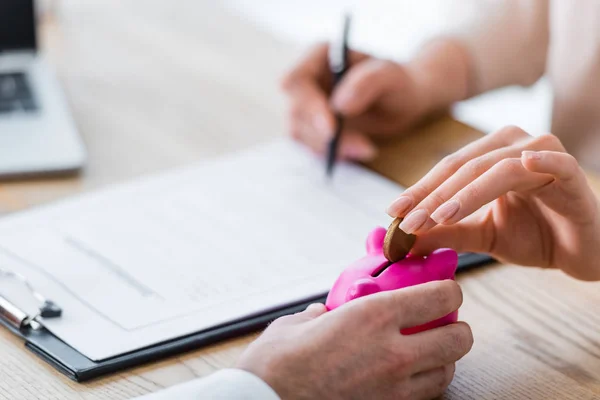 Vista Ritagliata Della Donna Mettendo Moneta Salvadanaio Documento Firma — Foto Stock