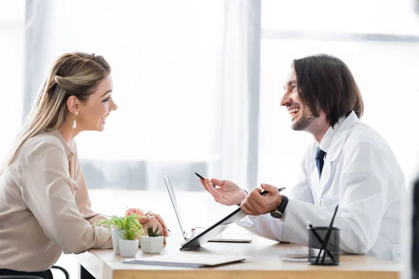 Mooie Patiënt Kijken Naar Dokter Met Document Hand — Stockfoto