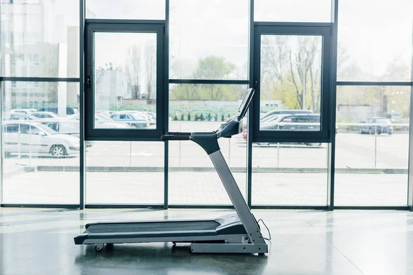 Modernes Laufband Der Nähe Von Fenstern Sportzentrum — Stockfoto