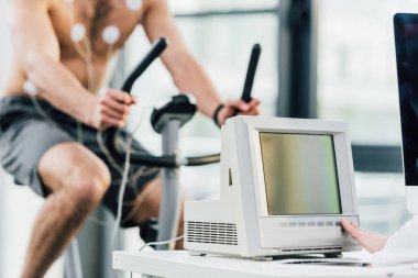 Spor salonunda dayanıklılık testi sırasında eliptik elektrotlar eğitim ile sporcu kırpılmış görünümü