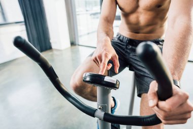 spor salonunda eliptik makine üzerinde sporcu eğitimi kırpılmış görünümü