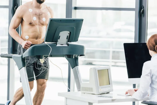 Partial View Doctor Conducting Endurance Test Sportsman Gym — Stock Photo, Image