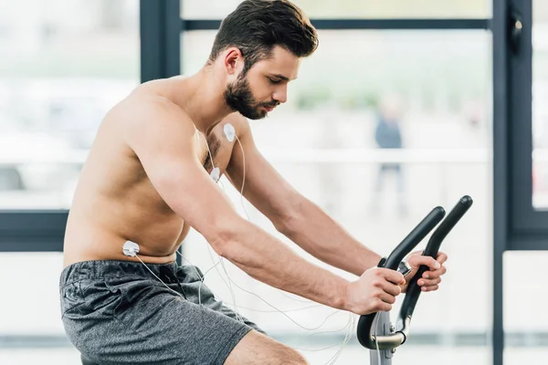 Deportista Muscular Con Electrodos Entrenamiento Elíptica Durante Prueba Resistencia Gimnasio — Foto de Stock