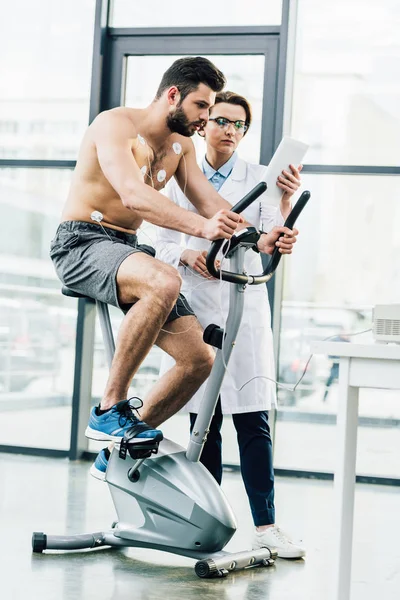 Beautiful Doctor Digital Tablet Shirtless Sportsman Endurance Test — Stock Photo, Image