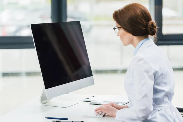 Arzt Weißen Kittel Computer Mit Leerem Bildschirm — Stockfoto