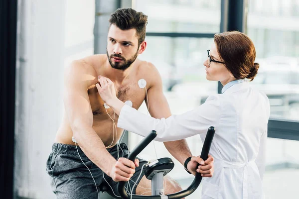 Médico Realizando Teste Resistência Colocando Eletrodos Desportista — Fotografia de Stock