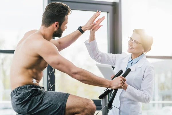 Entrenamiento Deportista Máquina Elíptica Dar Cinco Médicos Durante Prueba Resistencia — Foto de Stock