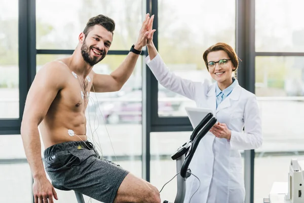 Sportsman Training Elliptical Machine Giving High Five Doctor Endurance Test — Stock Photo, Image