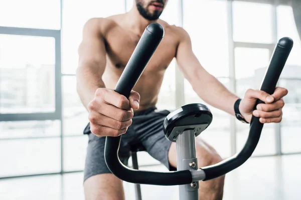 Gedeeltelijke Weergave Van Sportman Training Elliptische Machine Gym — Stockfoto