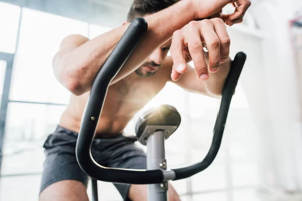 Επιλεκτική Εστίαση Της Προπόνησης Αθλητή Ελλειπτική Μηχανή Στο Γυμναστήριο — Φωτογραφία Αρχείου
