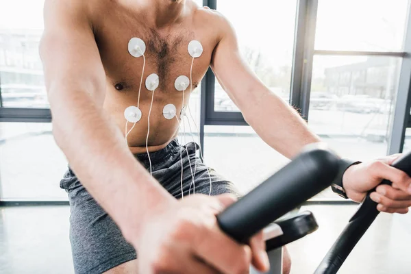 Beskuren Beskåda Sportsmanen Med Elektroder Utbildning Elliptisk Uthållighetsprov Sportcenter — Stockfoto