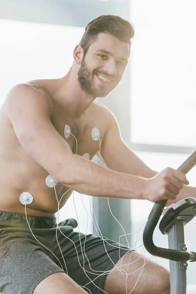 Deportista Guapo Feliz Con Electrodos Elíptica Durante Prueba Resistencia Gimnasio — Foto de Stock