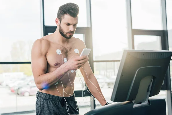 Sportsman Med Smartphone Som Körs Löpbandet Uthållighets Provet Gymmet — Stockfoto