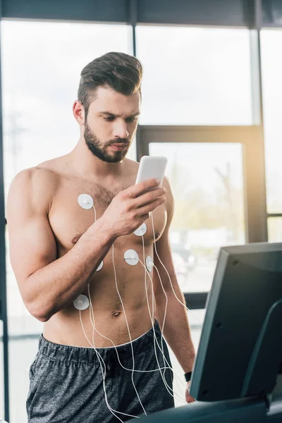 Sportsman Med Smartphone Som Körs Löpbandet Uthållighets Provet Gymmet — Stockfoto