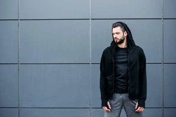 Homem Bonito Sportswear Posando Olhando Para Longe Perto Parede — Fotografia de Stock