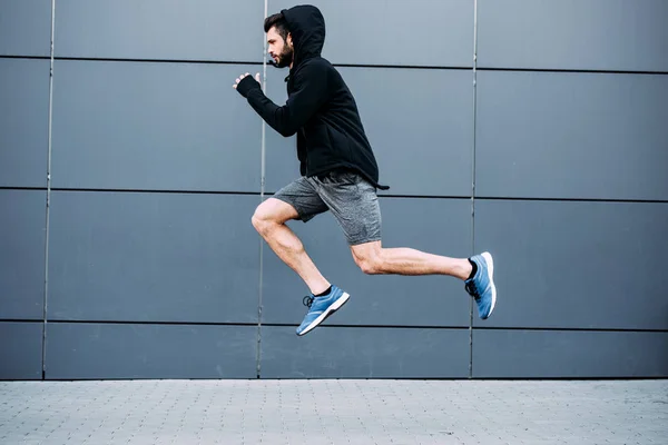 Oldalnézetből Jóképű Sportember Jumping Sportruházat — Stock Fotó