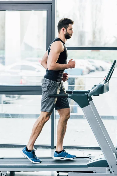 Knappe Sportman Die Een Loopband Het Sportcentrum Draait — Stockfoto