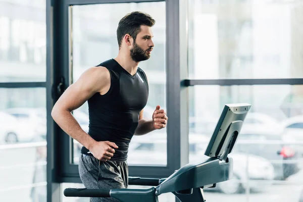 Apuesto Deportista Entrenamiento Cinta Correr Centro Deportivo — Foto de Stock