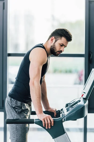 Spor Merkezinde Koşu Bandı Üzerinde Yakışıklı Sporcu Eğitimi — Stok fotoğraf