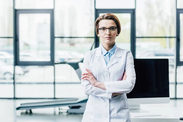 Medico Cappotto Bianco Con Braccia Incrociate Guardando Fotocamera Palestra — Foto Stock