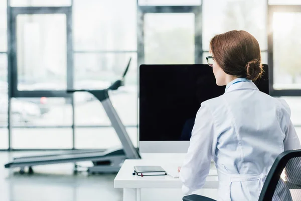 Back View Doctor White Coat Sitting Computer Desk Gym — Stock Photo, Image