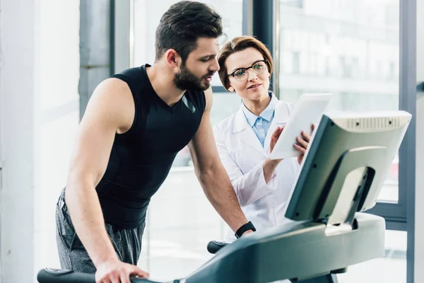 Sportsman Working Out Treadmill Doctor Endurance Test Gym — Stock Photo, Image