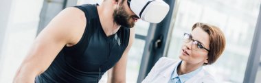 spor salonunda sanal gerçeklik kulaklık ile doktor ve sporcu panoramik çekim