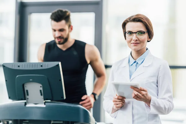 Sportsman Running Treadmill Attractive Doctor Endurance Test Gym — Stock Photo, Image