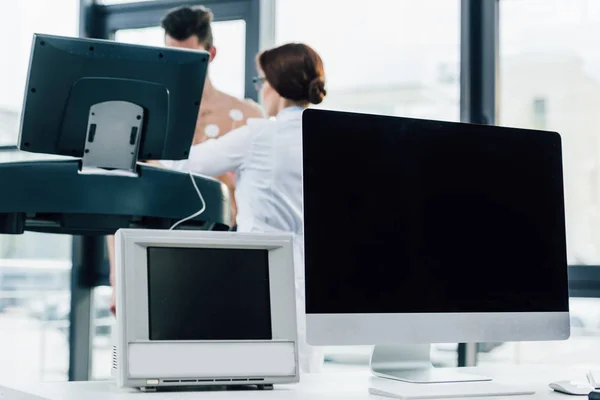 Computer Monitor Met Blanco Scherm Sportman Loopband Bij Arts Tijdens — Stockfoto