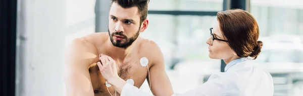 Dayanıklılık Testi Sırasında Gömleksiz Adam Elektrotlar Koyarak Doktor Panoramik Çekim — Stok fotoğraf