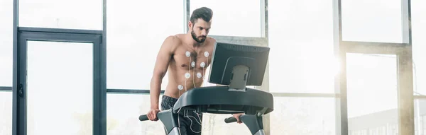 Tiro Panorámico Deportista Guapo Con Electrodos Corriendo Cinta Correr Durante — Foto de Stock