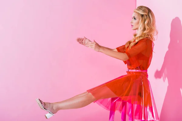 Hermosa Chica Silla Con Las Manos Extendidas Posando Rosa Concepto — Foto de Stock