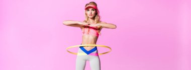 pembe, bebek kavramı izole çember ile spor giyim eğitimi güzel kız panoramik çekim