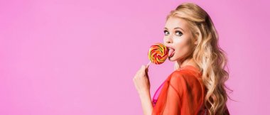 pembe izole lolipop yalama güzel kız panoramik çekim, bebek kavramı