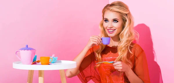 Plano Panorámico Hermosa Chica Sonriente Con Taza Juguete Rosa Concepto — Foto de Stock