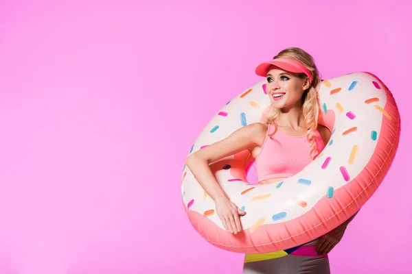 Hermosa Chica Feliz Con Anillo Natación Donut Inflable Aislado Rosa — Foto de Stock
