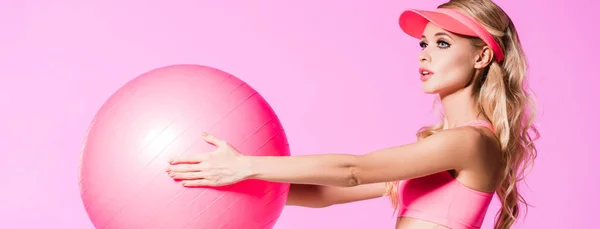 분홍색 컨셉에 피트니스 볼스포츠웨어소녀의 파노라마 — 스톡 사진