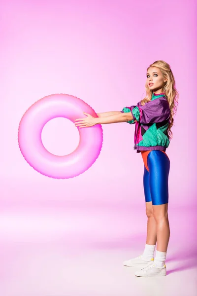 Привлекательная Девушка Надувным Плавательным Кольцом Глядя Камеру Розовый Кукла Концепции — стоковое фото