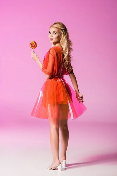Hermosa Chica Sonriente Posando Con Piruleta Rosa Concepto Muñeca —  Fotos de Stock
