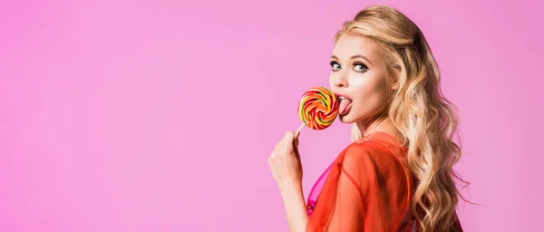 Panoramabild Vacker Flicka Slickar Lollipop Isolerad Rosa Docka Koncept — Stockfoto