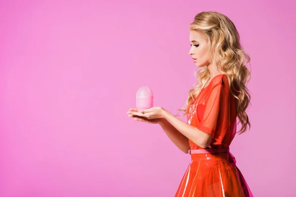 Красивая Девушка Позирует Лампой Изолированы Розовый Кукла Концепции — стоковое фото