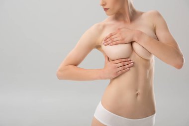 gri izole göğüs kapsayan seksi çıplak kız kısmi görünümü