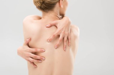 seksi çıplak kadın kendini gri izole kucaklayan geri görünümü