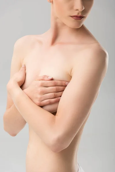 Partiell Syn Sexig Naken Flicka Som Täcker Bröstet Isolerade Grått — Stockfoto